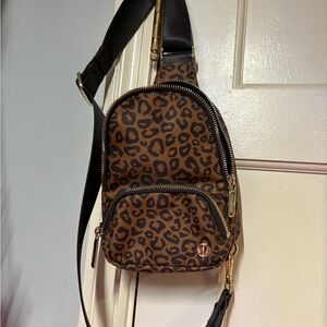 Lululemon Everywhere Sling bag Small 2L leopard desert khaki